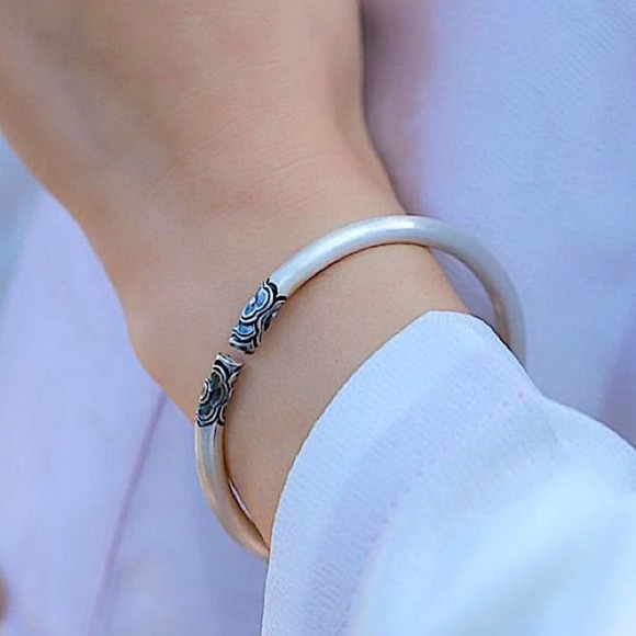 Sterling Silver Irregular Flower Pattern Bangle Bracelet - Picture 13 of 16